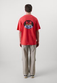 Berghaus CYCLOPS TEE UNISEX - Triko s potiskem - mountain carmine