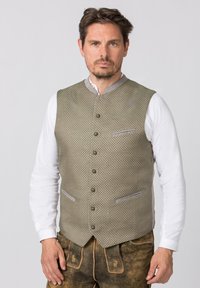 Grünes gemustertes Weste mit strukturierter Oberfläche, rundem Ausschnitt, grauen Akzenten und vorderen Taschen, getragen über einem weißen Langarmhemd.