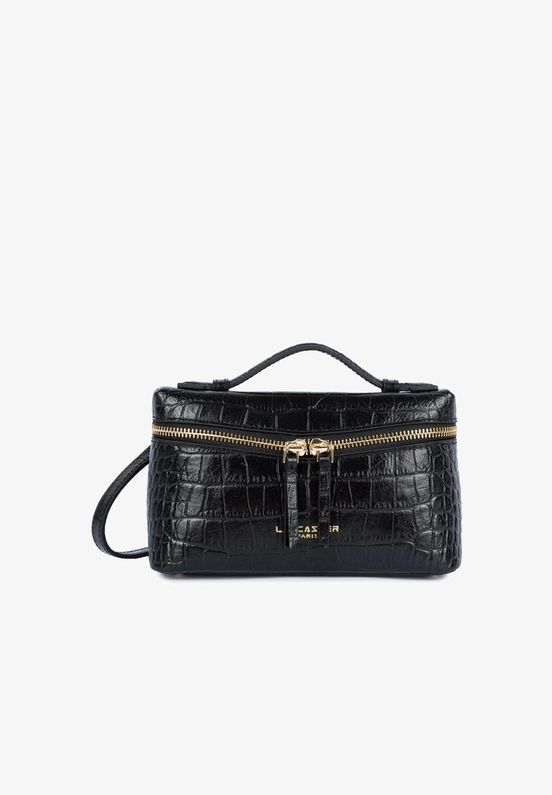 Sac à main en cuir noir à texture crocodile avec fermeture éclair dorée et double curseur, poignée courte et petit logo doré sur le devant.