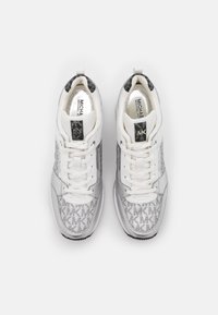 Sneaker bianche e argento con tomaia in tessuto con motivo, dettagli in pelle liscia e suola in gomma. Presentano lacci e logo sulla linguetta.