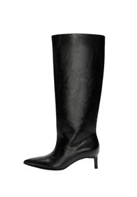 Knee-high črne usnjene škornje s koničastim prstom in vitkim peto, ki se ponašajo z gladko, sijočo teksturo in prilegajočo zasnovo.