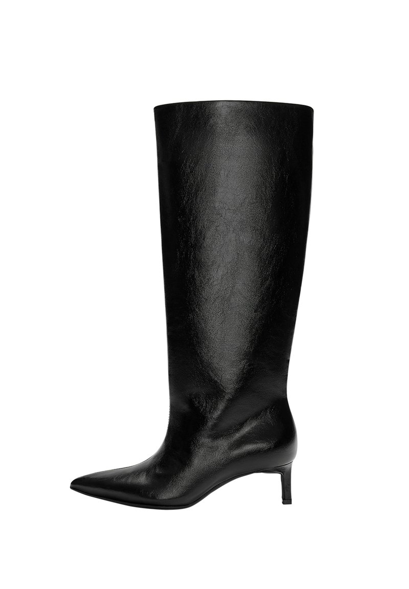 Knee-high črne usnjene škornje s koničastim prstom in vitkim peto, ki se ponašajo z gladko, sijočo teksturo in prilegajočo zasnovo.