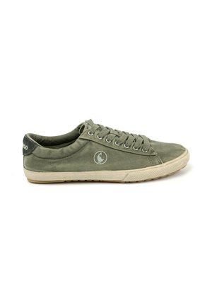 Zapatilla de lona verde oliva con suela y cordones de goma beige, logotipo de canguro en el lateral y nombre de la marca en la lengüeta del talón.