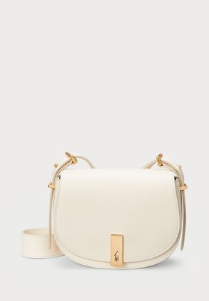 Kremasta kožna torba preko tijela s zakrivljenim preklopom, zlatnim hardverom i elegantnom logotip pločicom. Teksturalna površina i podesiva naramenica.