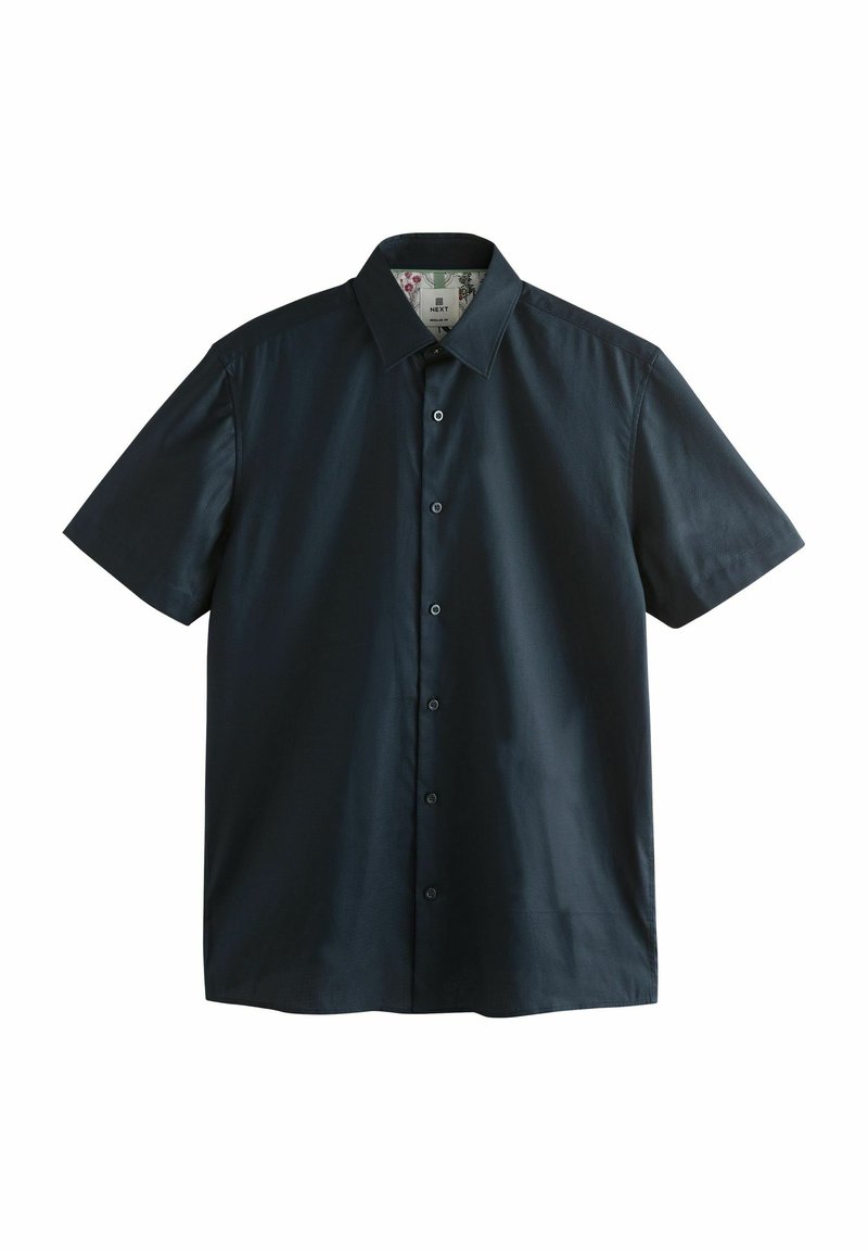 Camisa de botones de manga corta en tela azul marino oscura con una textura suave, botones de plástico y un cuello interior con un patrón floral.