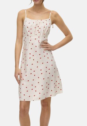 Vestido de verano blanco con topitos rojos, tirantes finos, escote fruncido y cintura ajustada. La tela tiene un aspecto ligero y texturizado.