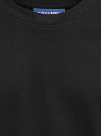 Μαύρη βαμβακερή T-shirt με στρογγυλή λαιμόκοψη, με μπλε ετικέτα που γράφει "ONLY & SONS" μέσα στη γιακά. Λείο ύφασμα.