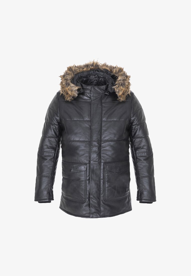 Veste matelassée en cuir noir avec une capuche en fausse fourrure, motif matelassé et deux poches avant. Elle comporte une fermeture éclair et des manches longues.