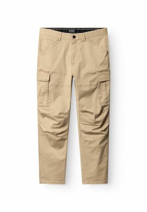 Béžové cargo nohavice s prednými vreckami, bočnými vreckami s klopami, zapínaním na gombík a pútkami na opasok, položené na bielom pozadí.