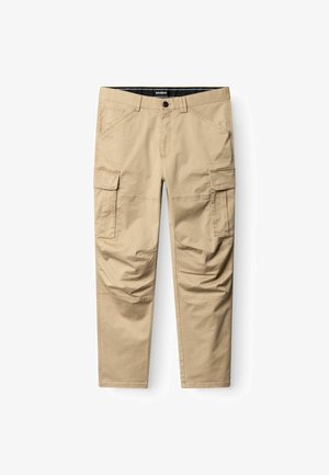 Pantalon cargo beige avec poches avant, poches latérales à rabat, fermeture à boutons et passants de ceinture, étendu à plat sur un fond blanc.