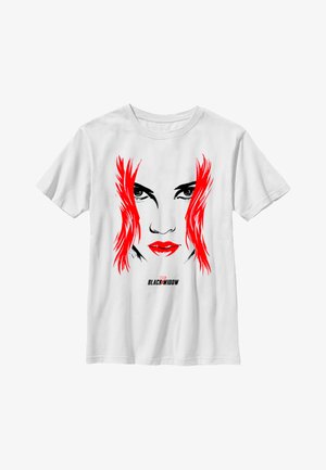 Witte katoenen T-shirt met een zwart en rood graphic van een gezicht van een vrouw met opvallende ogen en rode haaraccenten, gelabeld "BLACK WIDOW."