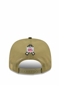 Khaki-Mesh-Basecap mit gebogenem Schirm, ausgestattet mit einem gestickten NFL-Logo und einem verstellbaren Kunststoffsnap-Verschluss auf der Rückseite.