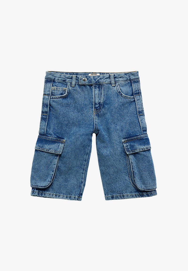 Bermudas de cargo de mezclilla en un azul claro con múltiples bolsillos, costuras reforzadas y un diseño de pierna recta. Estilo clásico de cinco bolsillos.