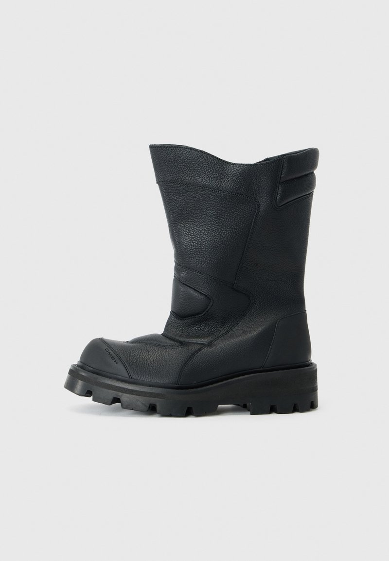 Botă din piele neagră cu un finisaj texturat, umăr înalt, vârf definit și talpă robustă. Prezintă cusături minime și guler căptușit.