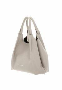 Sac fourre-tout en cuir gris avec une texture douce, deux poignées supérieures et un design ouvert. Présente un logo discret à l'avant.