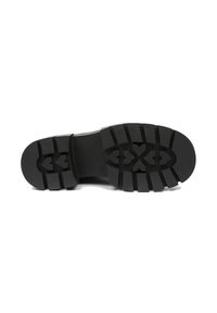 Suela de zapato de goma negra que presenta un patrón de banda de rodadura robusto, con surcos profundos y secciones texturizadas para una mayor tracción y soporte.