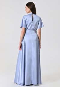 Abito lungo e fluente in satin azzurro chiaro. Presenta maniche corte, un'apertura a chiave sulla schiena e una superficie liscia e lucida. Design elegante e silhouette raffinata.
