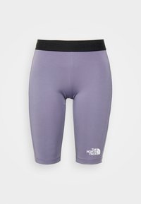 Fioletowe spodenki rowerowe wykonane z elastycznego materiału, z czarnym elastycznym paskiem w talii z wytłoczonym napisem "THE NORTH FACE" oraz białym logo na dole.
