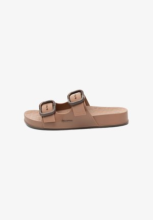 Brązowa sandał z dwiema regulowanymi paskami z klamrami i teksturowaną podeszwą, płaska podeszwa na platformie, widoczne logo z boku.