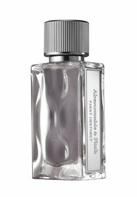 Transparent parfymflaska i glas med en ribbad silverlock. Innehåller en ljusgrå vätska. Har en etikett med texten "Abercrombie & Fitch".