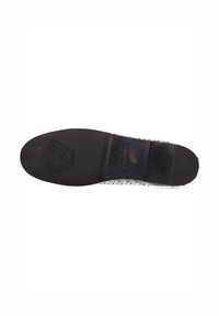 Suela de zapato de goma negra con textura estampada y bordes elevados. Detalle del logotipo estampado cerca del talón y tamaño marcado como 37.