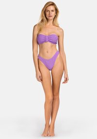 Fioletowy zestaw bikini z ramiączkami bez ramiączek, z węzłem i retro-stylowymi wysokimi majtkami, wykonany z teksturowanej tkaniny.