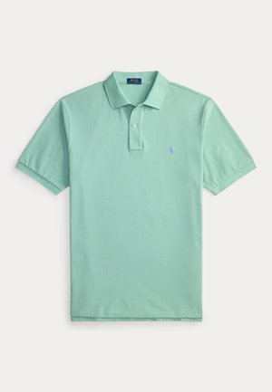 Lysegrøn polo t-shirt med korte ærmer, krave, to-knaps sløjfe og lille blåt broderet logo på venstre bryst.