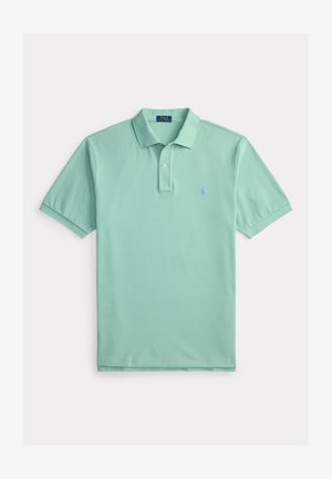 Lysegrøn polo t-shirt med korte ærmer, krave, to-knaps sløjfe og lille blåt broderet logo på venstre bryst.