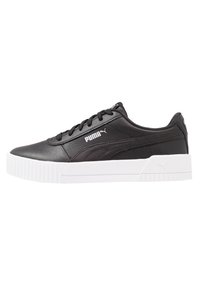 Sneaker in pelle nera con suola in gomma bianca. Caratteristiche includono lacci piatti, logo Puma e pannelli laterali testurizzati.