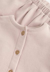 Next  SET mauve