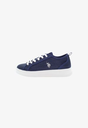 Mørkeblå denim sneakers med hvide accenter, rund tå, flad sål og logo detaljer på siden. Har hvide snørebånd og en stoftekstur.