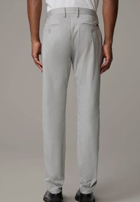 Strellson Nohavice chinos - grau
