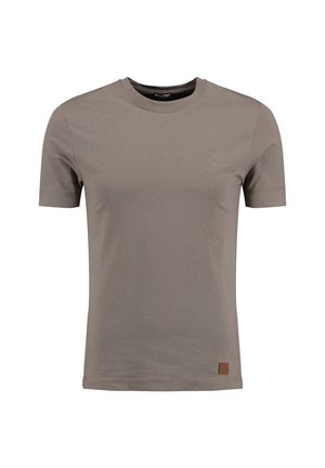 Camiseta de algodón marrón con cuello redondo, mangas cortas y un logo sutil en el pecho. Presenta una pequeña etiqueta de cuero en el lateral.