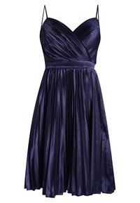 Fialové plisované šaty s těsným korzetem, tenkými ramínky a rozšířenou sukní. Vyrobené z hladké, lesklé látky s jemnou strukturou.