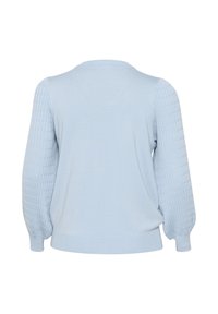 Ljusblå tröja med texturerade puffärmar, rund halsringning och ribbad fåll. Slät kropp med ett subtilt stickmönster.