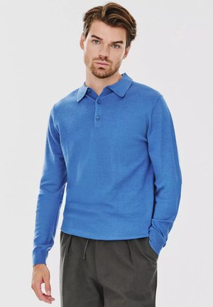 Niebieska, długosleeve polo z kołnierzykiem, trzema guzikami i ribbowymi mankietami. Wykonana z miękkiej, teksturowanej tkaniny.