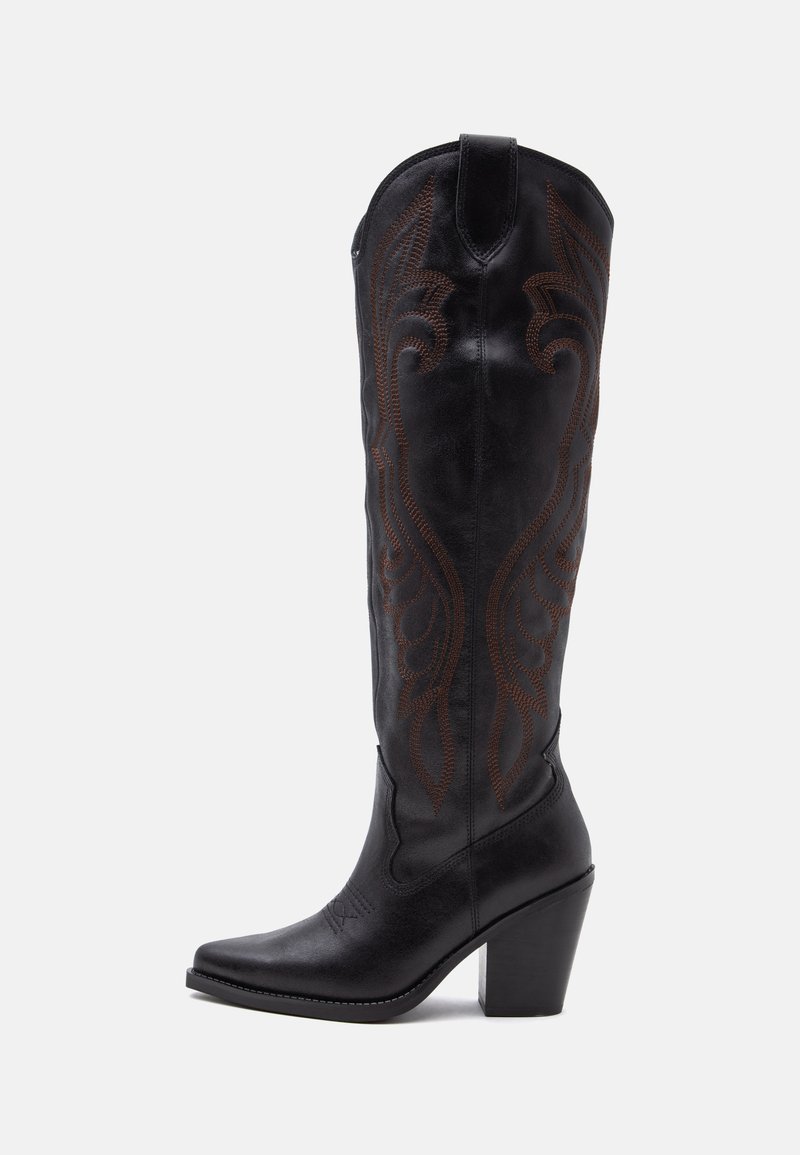 Botte de cow-boy en cuir noir avec bout pointu, talon bloc de hauteur moyenne et couture décorative marron le long de la tige.