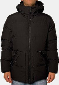 Doudoune noire avec capuche, dotée d'une fermeture éclair sur le devant, de deux poches latérales angulaires et de poignets élastiques ; fabriquée en matériau lisse et isolant.