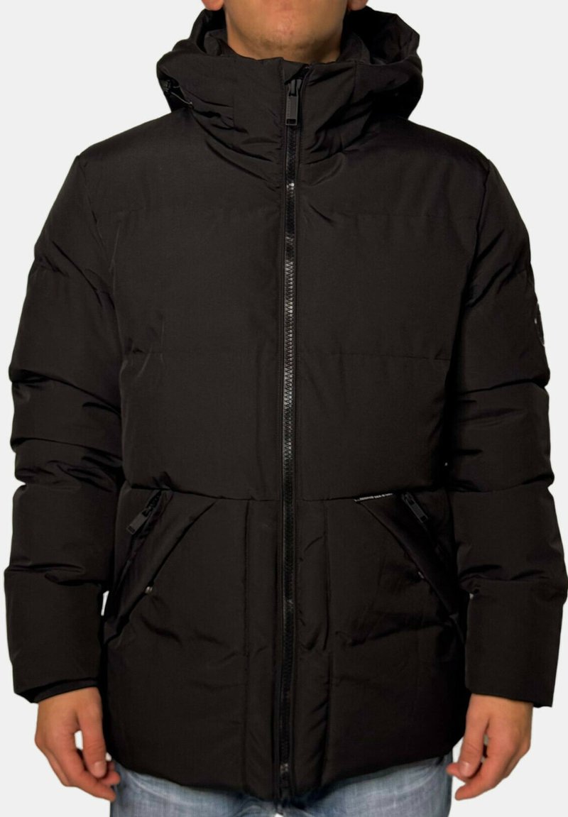 Doudoune noire avec capuche, dotée d'une fermeture éclair sur le devant, de deux poches latérales angulaires et de poignets élastiques ; fabriquée en matériau lisse et isolant.