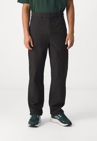 Pantalons noirs taille haute avec une coupe droite. Présente des poches avant et une fermeture à bouton. Fabriqués en tissu durable.