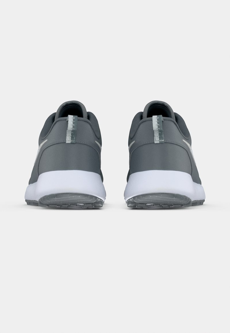 Paar grauer Sportschuhe mit weißen Sohlen, von hinten gesehen, mit Fersenschlaufen und strukturierten Außensohlen auf weißem Hintergrund.