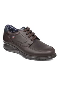 Scarpa in pelle marrone con lacci, punta arrotondata, suola imbottita e fodera interna a motivo. Presenta un tacco testurizzato e dettagli del marchio.