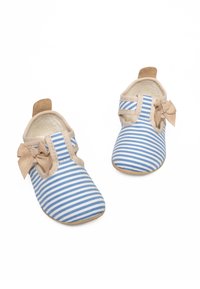 Scarpe morbide a strisce blu e bianche con dettagli in cuoio chiaro, caratterizzate da un fiocco e un design a punta arrotondata. Tessuto testurizzato e suole flessibili.