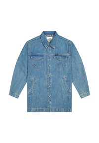 Chaqueta de mezclilla larga en azul claro con cierre de botones, dos bolsillos en el pecho con solapa, bolsillos laterales y detalles de costura en contraste.