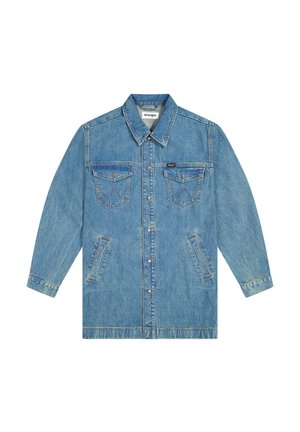 Veste en denim longue de couleur bleu clair avec une fermeture à boutons, deux poches poitrine avec rabat, des poches latérales et des détails de couture contrastés.
