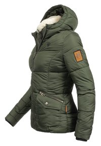 Giacca imbottita verde con cappuccio, caratterizzata da una fodera in pelliccia sintetica, una tasca sul petto con zip e una patta in pelle marrone. Superficie texturizzata.