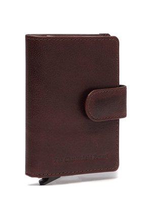 Bruine leren portemonnee met een gestructureerde afwerking, drukknoopsluiting en zichtbare stiksels. Kenmerkt zich door de geperste merknaam aan de voorkant.