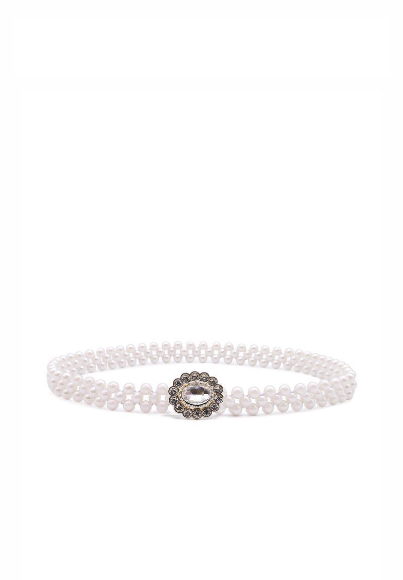 Bracciale di perle bianche con chiusura in metallo a forma di fiore, caratterizzato da un rhinestone ovale centrale circondato da piccoli cristalli neri.