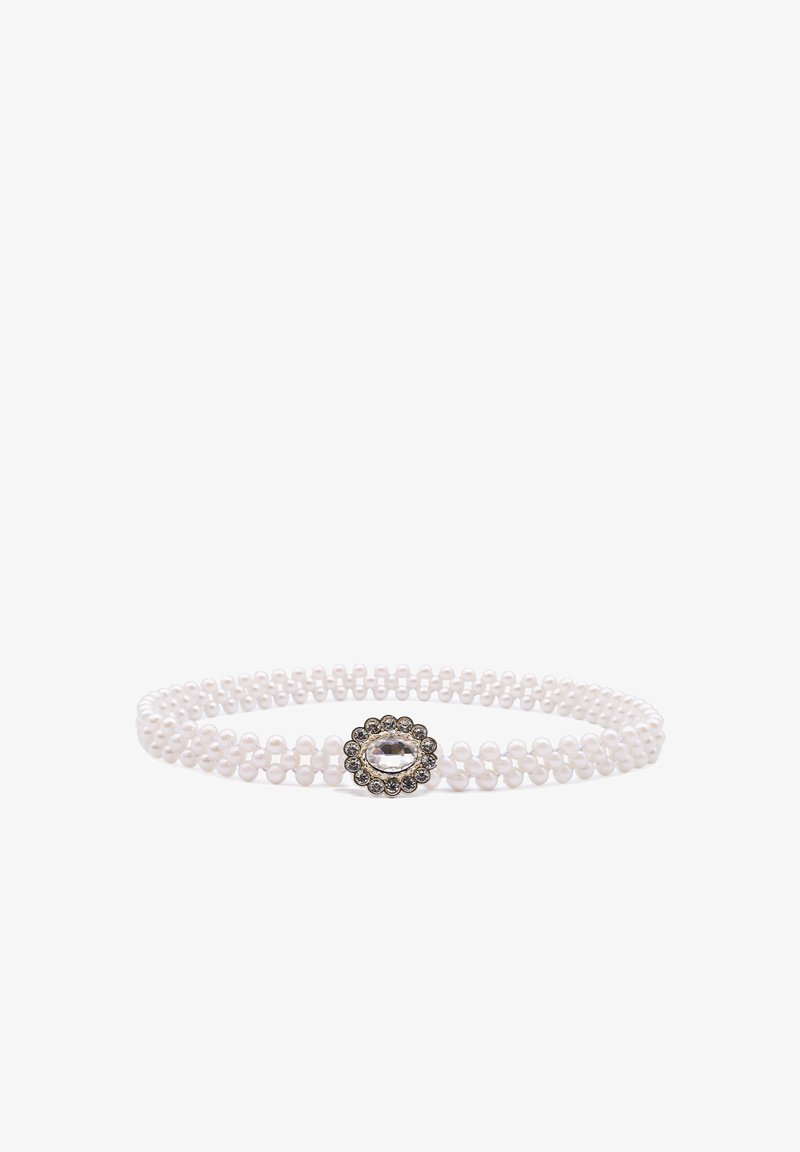 Bracciale di perle bianche con chiusura in metallo a forma di fiore, caratterizzato da un rhinestone ovale centrale circondato da piccoli cristalli neri.