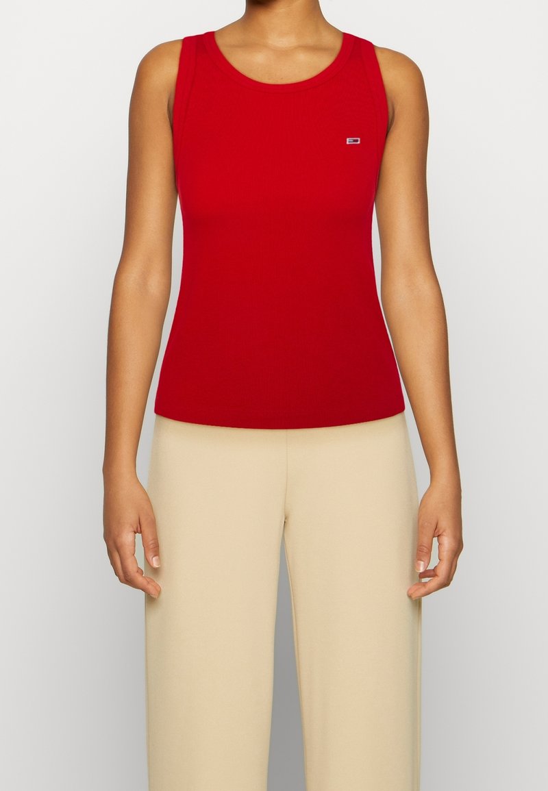 Top de tirantes rojo acanalado hecho de algodón, con un escote redondo y tirantes anchos; incluye un pequeño logo en el lado izquierdo del pecho.